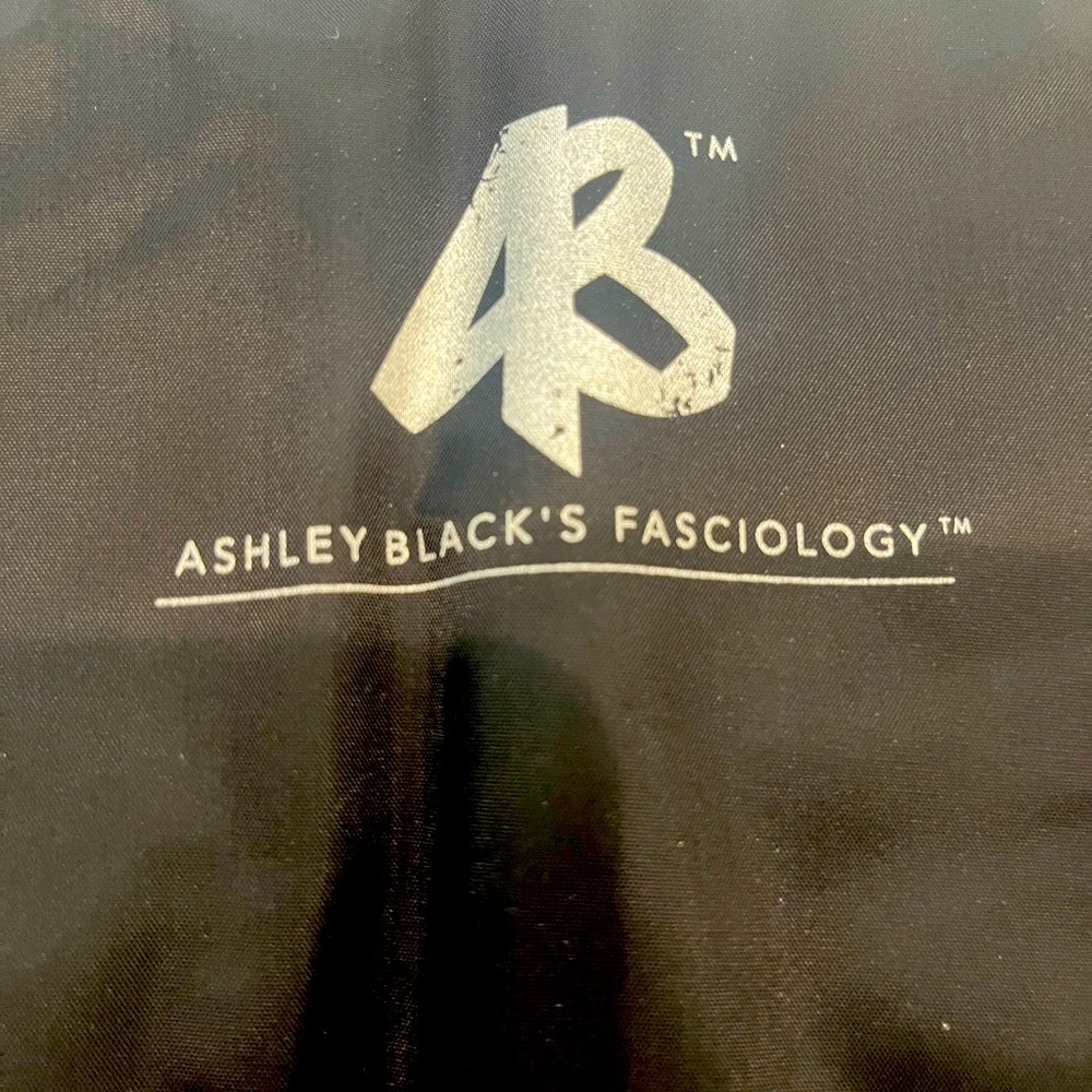 Ahsley Black Small KyroMat
Reusable ice pack!
Never been used!!